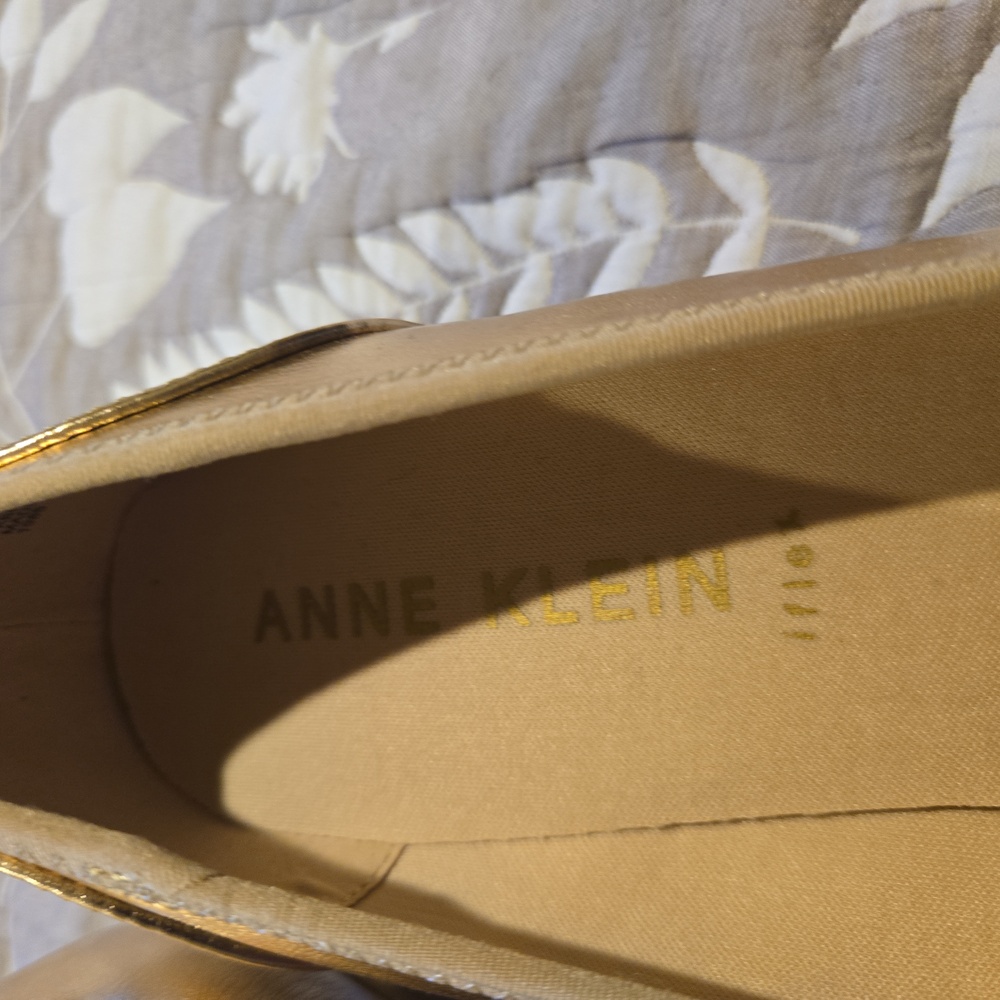 GORGEOUS COMFORTABLE SHOES 💛 - Picture 2 of 4